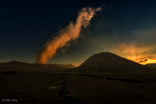 sunset mountains indonesia landscape volcano java desert dusk idn mountbromo seaofsand smokecloud tenggercaldera mountbatok