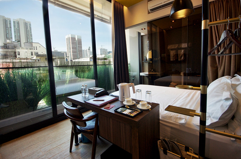 deluxe double room at hotel yan singapore