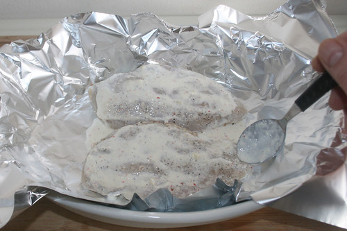 20 - Hähnchenbrust in- Alufolie legen / Put chicken in tin foil