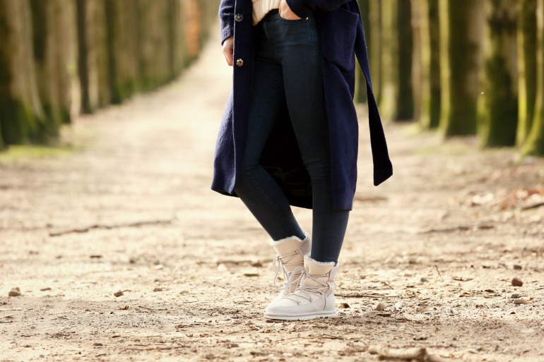 one year ago, fuzzy coat, cheap monday, ugg australia, bos, arnhem, fashion blogger, fashion is a a party, cirkelsjaal, knitted scarf, grijze sjaal, navy coat, donkerblauwe jas, wavy hair, jeans, mac flamingo park, samenwonen, uit huis gaan, one year ago