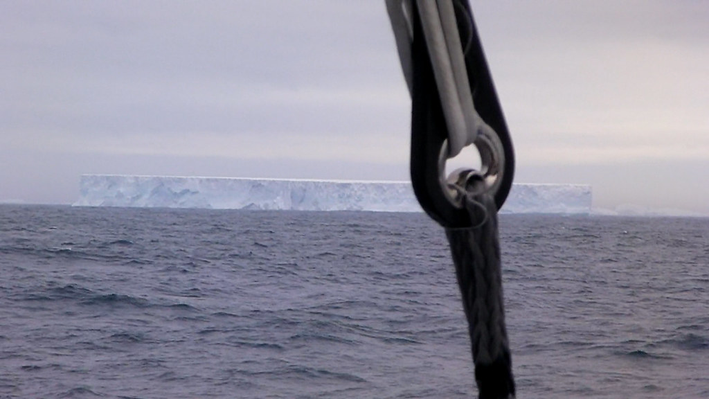 Photo envoyee du bord  Jour 23  Iceberg - 16122011 - BPCE