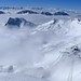 Výhled z vrcholu Zugspitze na lyžařskou kotlinu a v dálce Stubaiské a Ötztalské Alpy