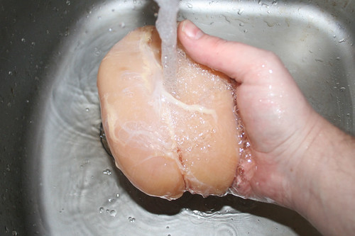 12 - Hähnchenbrust waschen / Wash chicken breast