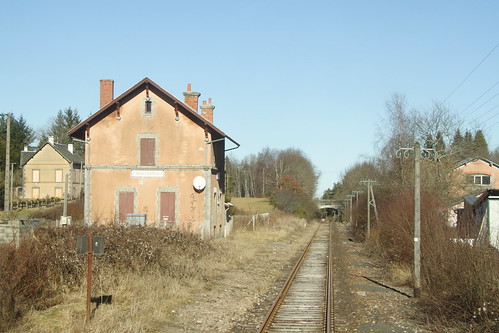 france building station track trains disused railways sncf lostlines lignedebourgesàmiécaze saintmerdlabreuille