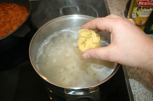 35 - Nudeln kochen / Cook noodles