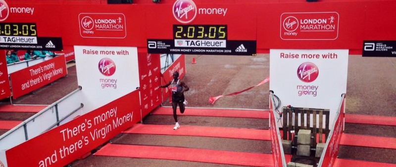 Kipchoge vyhrál za 2:03:05 Londýnský maraton. 8 vteřin za světovým rekordem