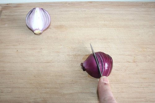 12 - Zwiebel in Ringe schneiden / Cut onion in rings