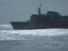 El ferry Assalama, que hacía la ruta Tarfaya-Fuerteventura, naufragó el 30 de abril de 2008, y permanece escorado a 100 metros de los acantilados. Tarfaya. Marruecos