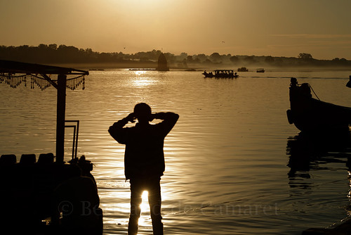 sunset india water river boat riviere ngc bateau coucherdesoleil inde nationalgeographic narmada maheshwar horizontale bertranddecamaret