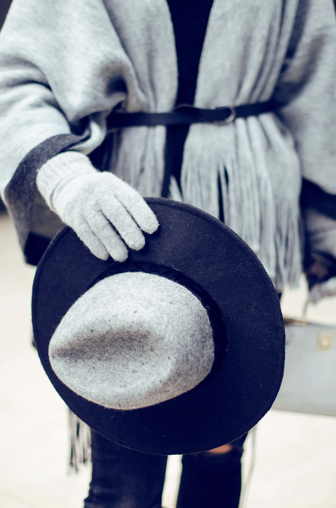 Cómo combinar un poncho gris en tu look de invierno