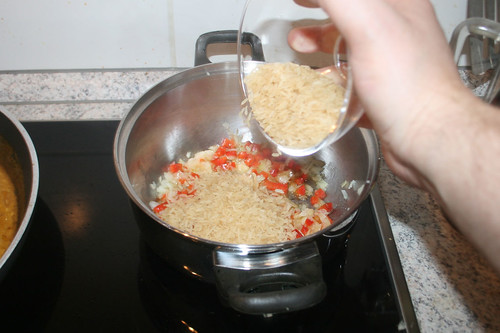 32 - Reis in Topf geben / Put rice in pot