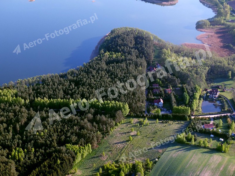 Domki letniskowe przy jeziorze Dgał Wielki, w miejscowości Pieczarki.