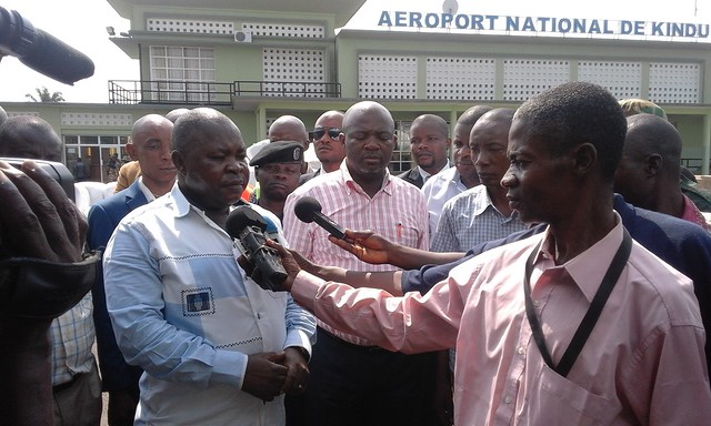 Governor speaks at aiport_parrot shipment