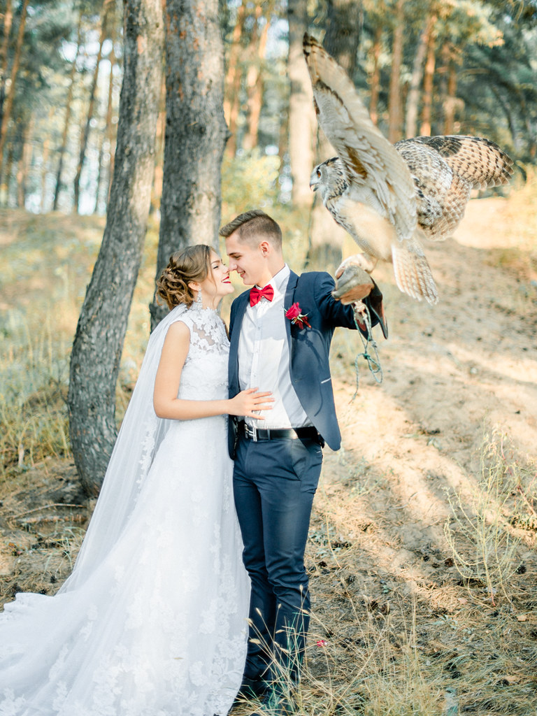 Woodland wedding dress - red wedding bouquet for autumn wedding , Marsala Wedding Inspiration | fabmood.com #marsala #woodland