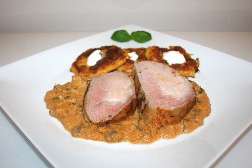 56 - Marinated pork loin with mushroom sauce & potato thalers - Side view / Marinierte Försterlende mit Kartoffeltalern - Seitenansicht