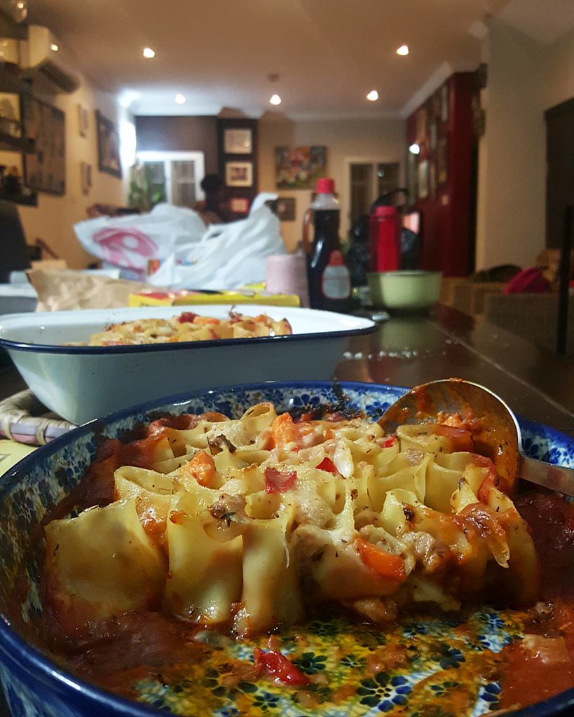 This perspective is for you @kitchenvictore. You do get into the soul of your food ?. The speed at which this is getting devoured ehn, hmmm. #kitchenbutterfly #pasta #bakedpasta #stuffedpasta #pastashells #dinner #baked #cannelloni