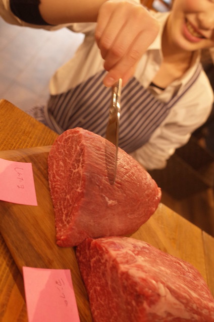 measuring meat 肉バル Gori's Kitchen 43