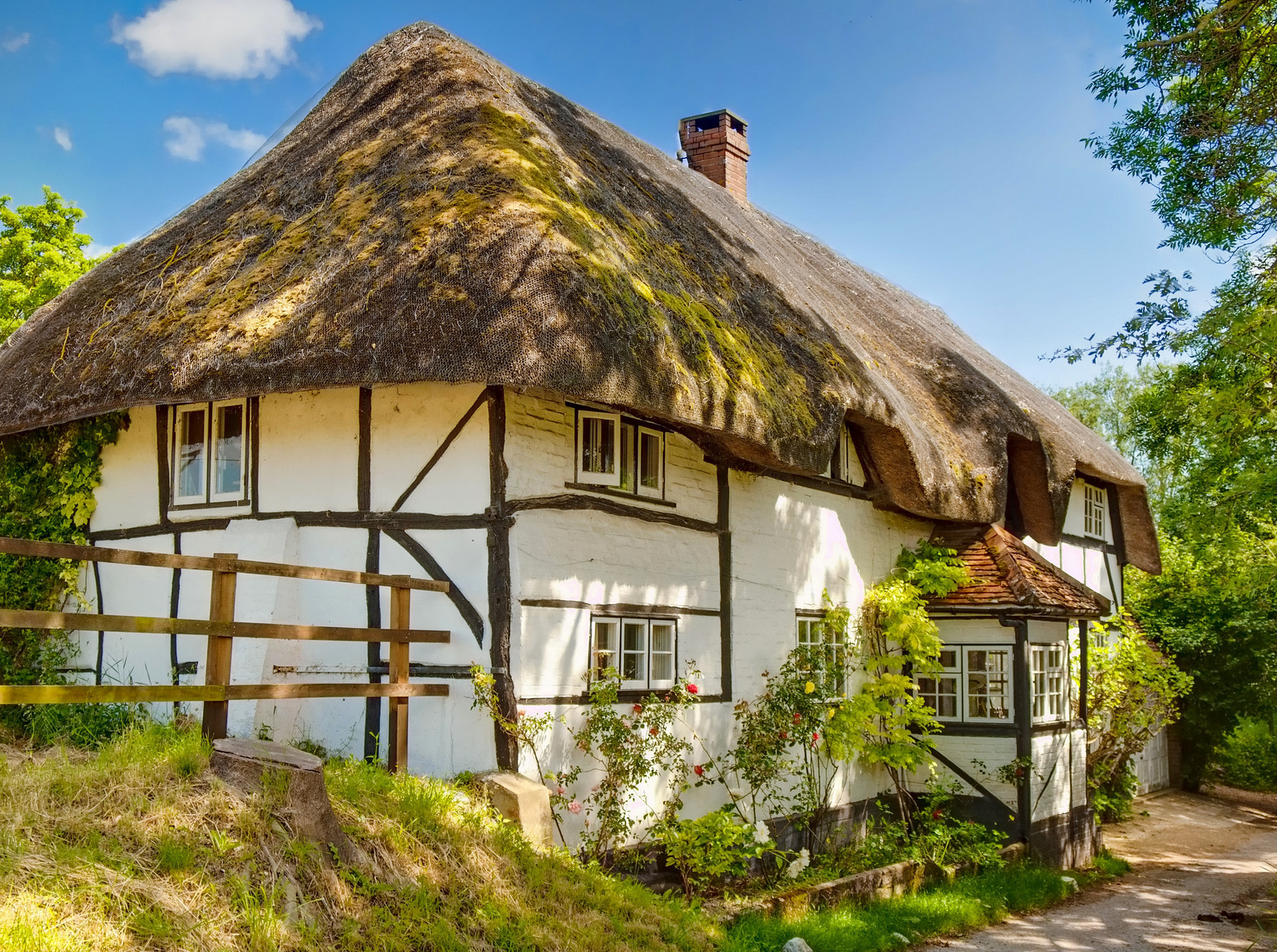 A thatched cottage in Nether Wallop, Hampshire. Credit Anguskirk