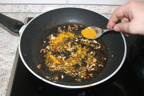 26 - Curry einstreuen / Add curry