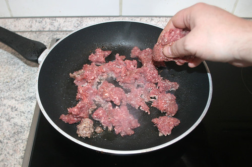 14 - Hackfleisch in Pfanne geben / Put ground meat in pan