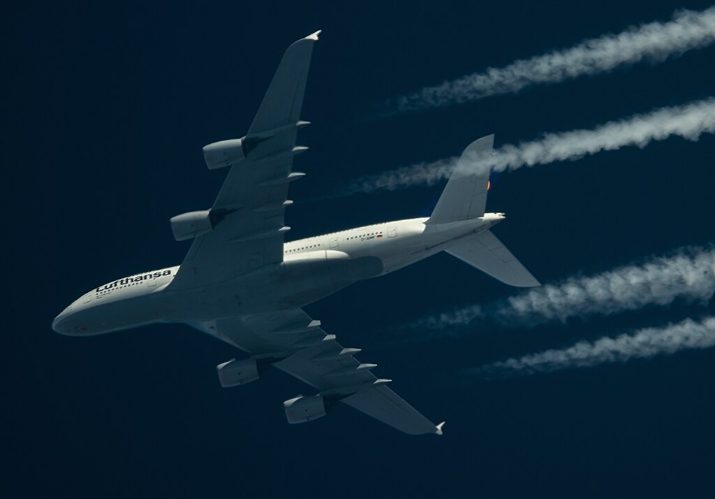 A380 - Contrails