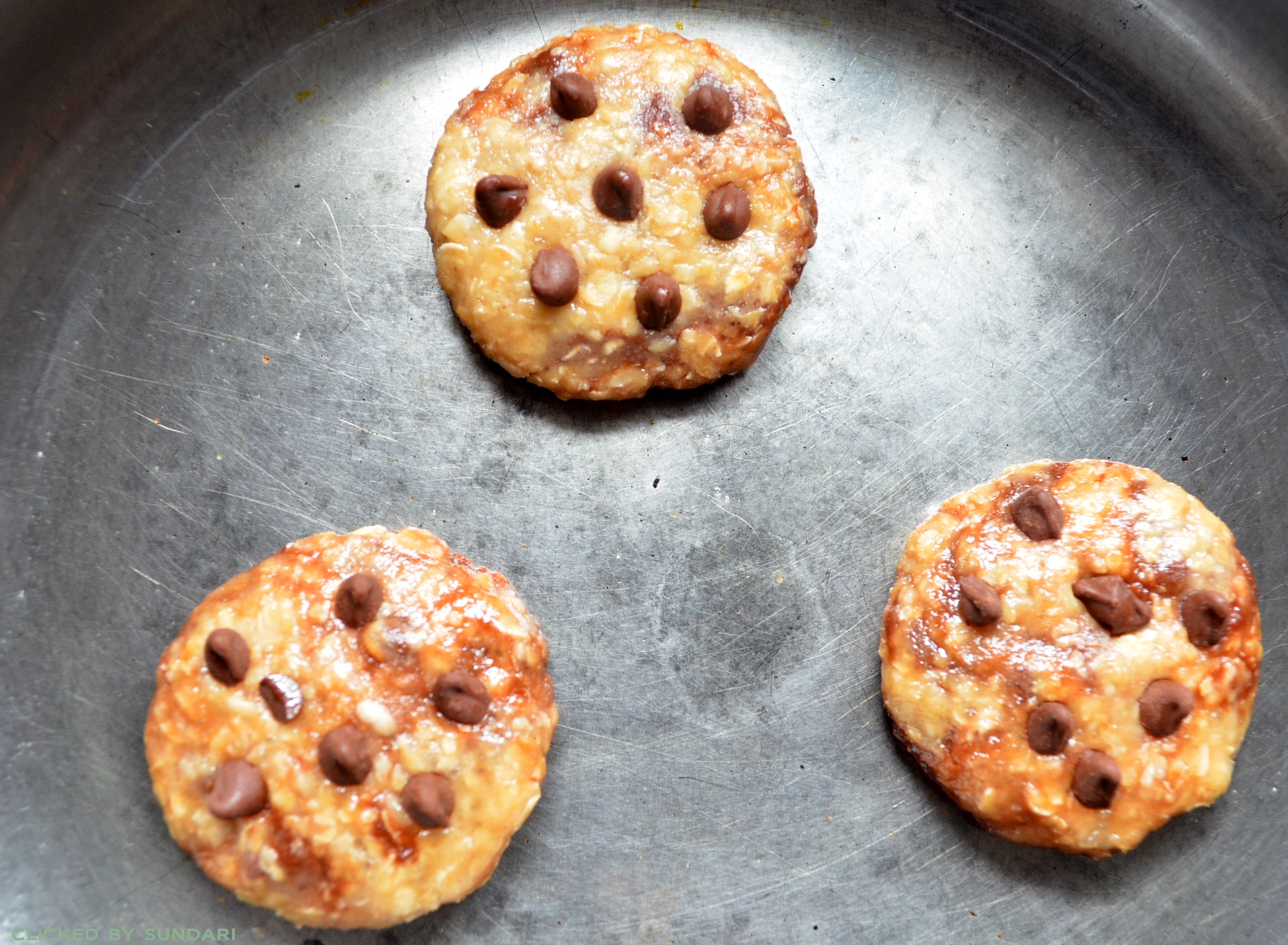 Eggless Oatmeal Cookies Recipe - Prepare the pan and arrange the cookies on the pan