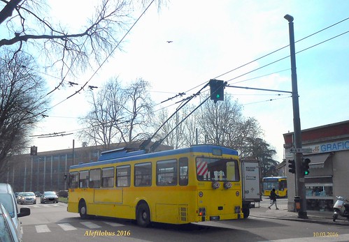 filobus Socimi mentre svolta in via Bacchini - linea 6