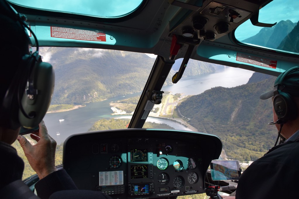 从直升机里望谷底湖泊河流G (1280x853)