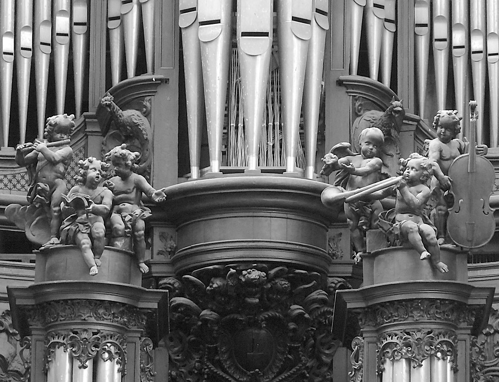 Un détail du grand orgue de la collégiale Saint-Pierre de Douai.