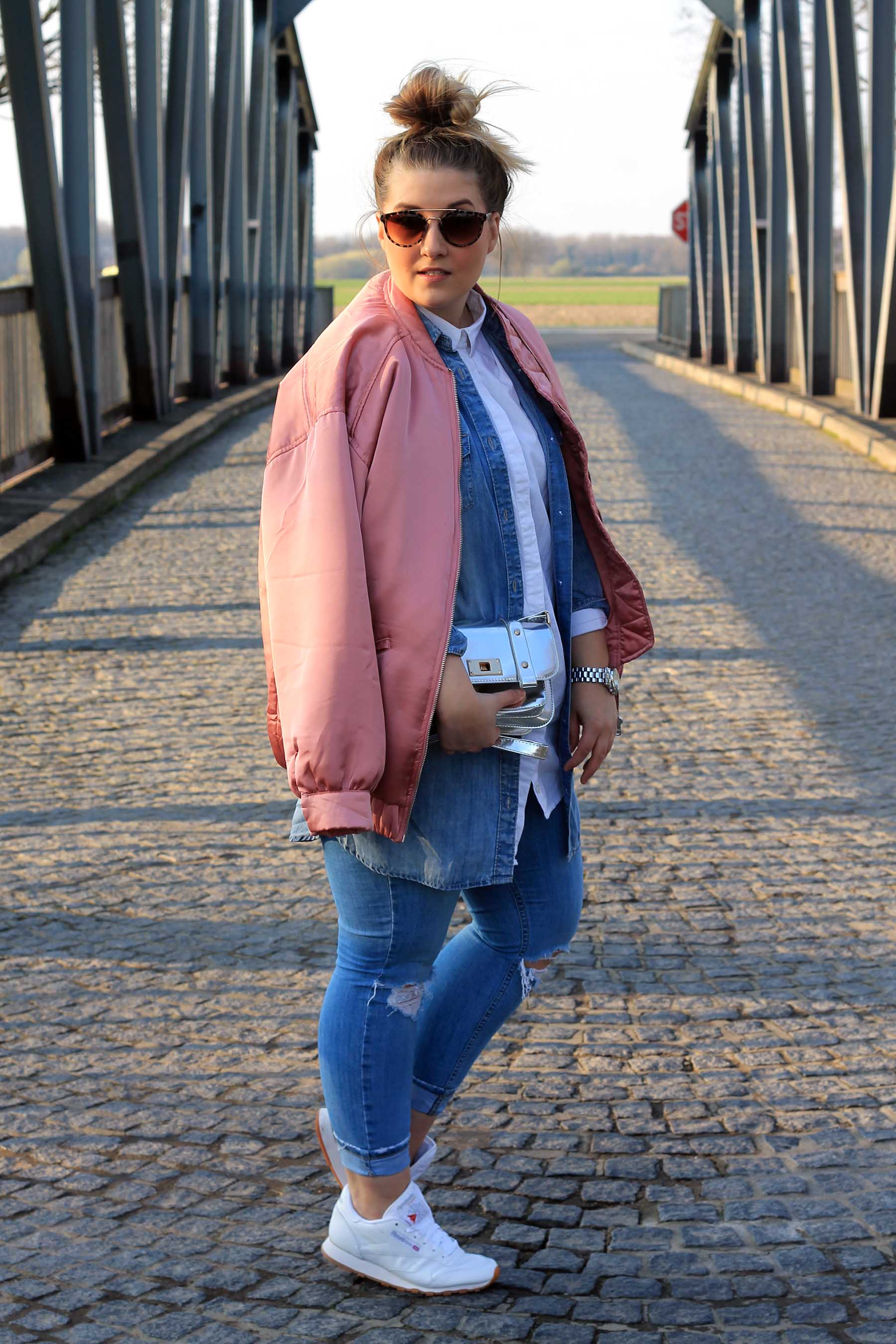 outfit-modeblog-fashionblog-jeans-sneaker-weiß-bomberjacke