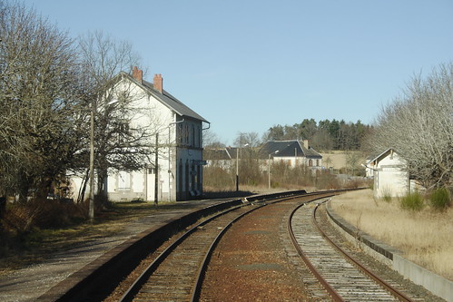 france building station track trains disused railways sncf lostlines lignedebourgesàmiécaze létrade