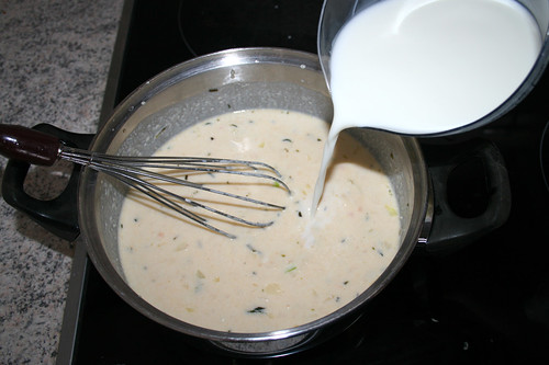 32 - Milch nach und nach einrühren / Stir in milk bit by bit
