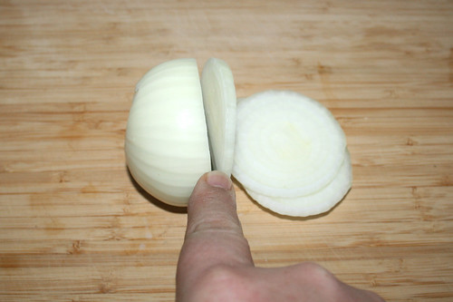 22 - Zwiebel in Ringe schneiden / Cut onion in rings