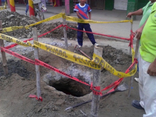 Calle Atahualpa entre Bolívar y Washington: Arreglo de fuga en tubería principal, restitución de capa de concreto.