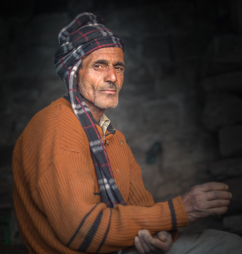 ganj india chai stand portrait portraiture man sweater headscarf scarf head manual focus sony a6000 ilcenex ilce6000 6000 alpha mirrorless canon fd 50mm f14 dharmsala evening natural light beautiful dignified simple laborer worker relax relaxing friendly himachal pradesh mcleod strong street photography painterly orange e mount emount