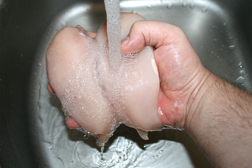 17 - Hähnchenbrustfilet waschen / Wash chicken breasts