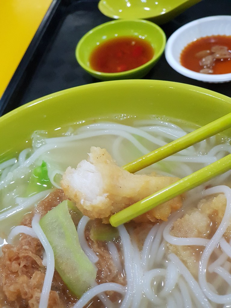 双鱼粗米粉 Double Fish Soup Thick Beehoon SGD$4.50 @ 陈骆 Chen Luo Teochew Fish Soup at Gateway East of Beach Road Singapore