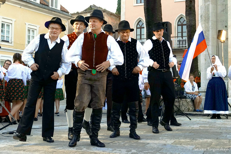 Выход мужчин из словенской фольклорной группы