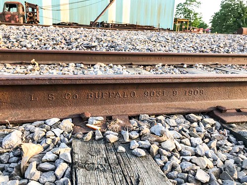 bentonillinois illinoiscentralrailroad railroad rails benton
