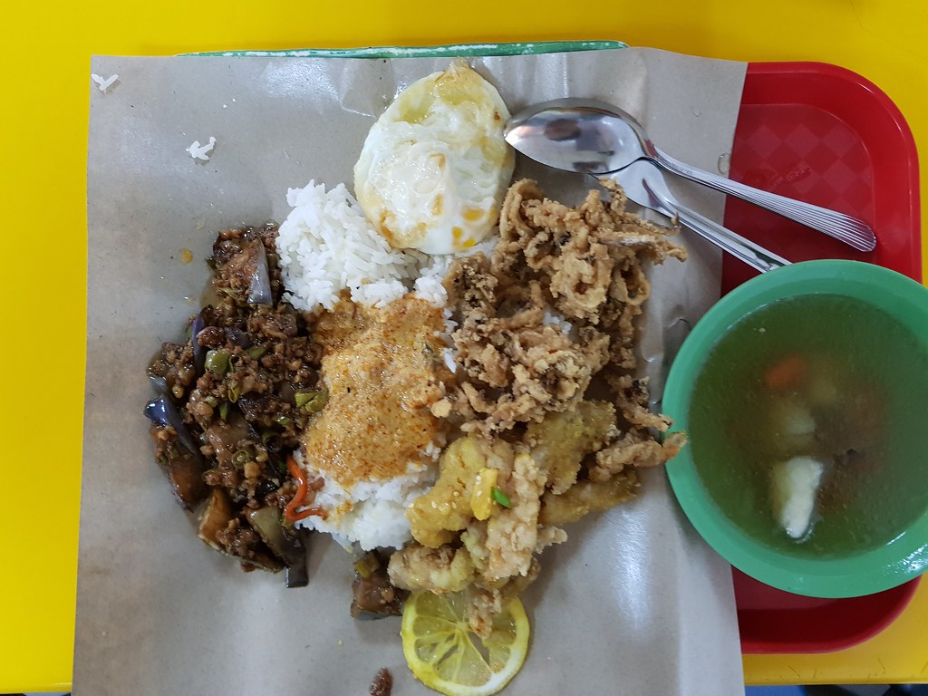 杂饭 Mixed Rice $6.40 (SweetSourFish + FriedSquid + Egg + EggPlant) @ Gatewat East Basement Cafareria, Rochor Road Singapore