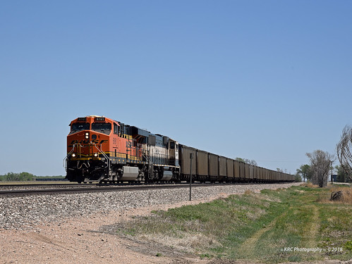 trains railroads bnsf grinsteingreen locomotives emdsd70mac sd70ace ge es44ac hillrose colorado