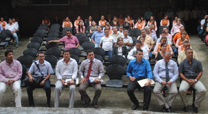Alcalde de Chone, Dr. Deyton Alcívar, con empleados del GAD Municipal