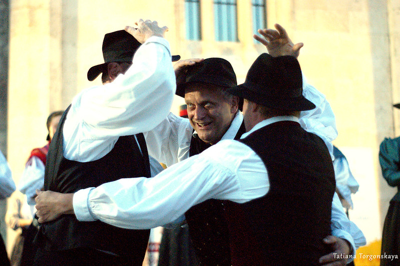 Словенский танец с шляпами