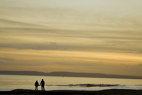 bournemouth beach nikon d90 wave couple strangers yellow sunset sun sam rizzo photography pictures dorset studland