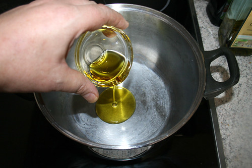 39 - Olivenöl in Topf erhitzen / Heat up olive oil in pot