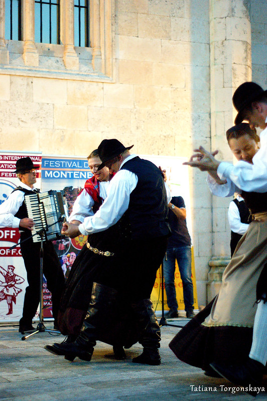 Выступление словенцев на фольклорном фестивале в Херцег Нови