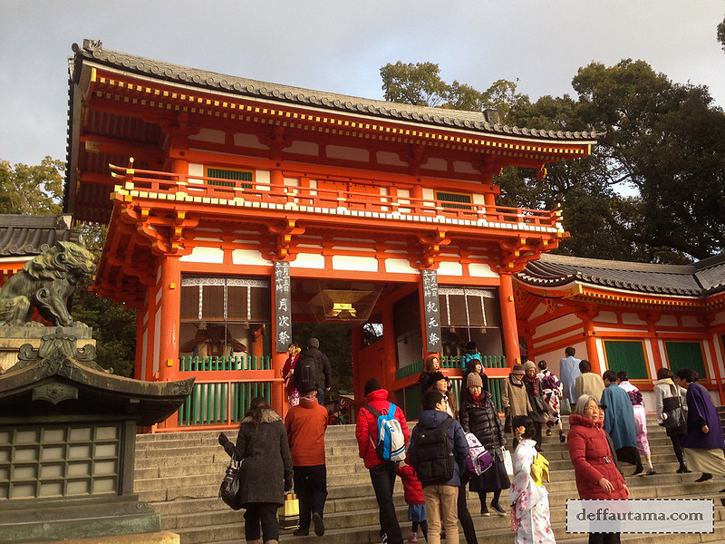 Babymoon ke Jepang - Yasaka Shrine Gate