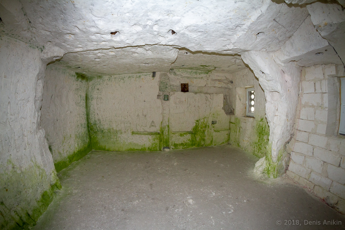 Внутри пещерной церкви Дивногорского монастыря фото 18