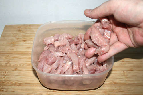 25 - Schnitzelfleisch in verschließbare Dose geben / Put pork stripes in bowl