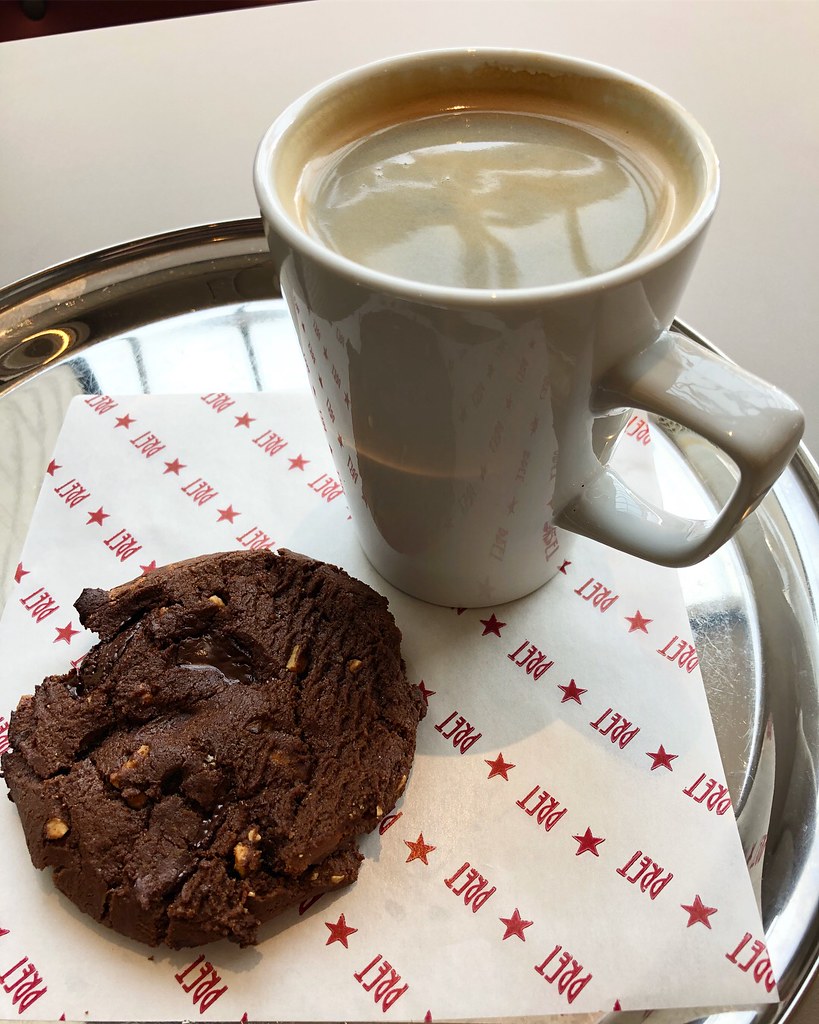 Prety coffee and cookie
